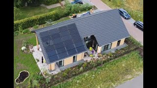 Pvt-Panelen Van Triple Solar Op Dak Circulaire En Gasloze Woning In Ommen Drone Video Met Schuindak