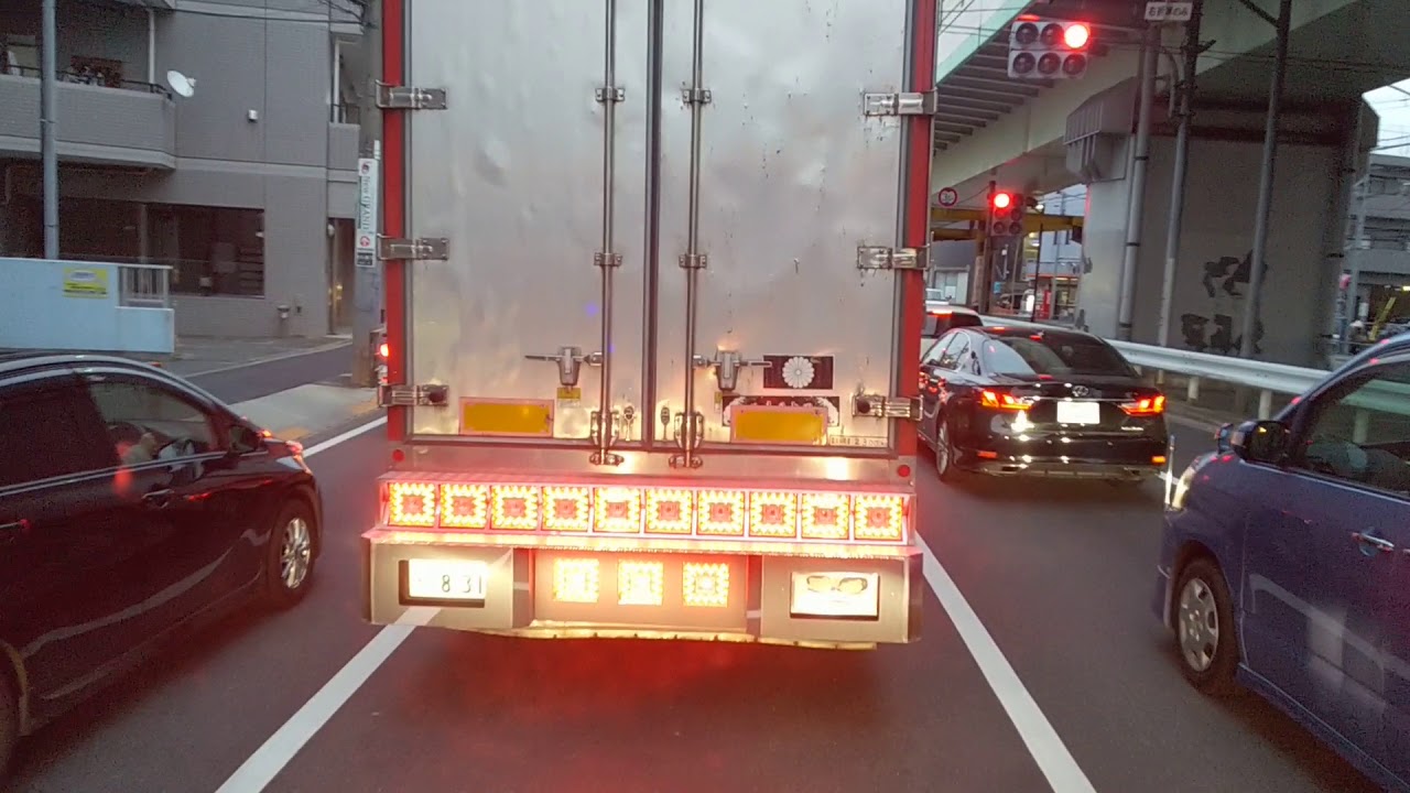 仕事車デコトラ】鮮やかな10連テールのマニ割り4トン車 - YouTube