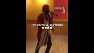 Guy singing I don’t wanna work here no more in fast food restaurant 😭 #lol  #viralvideo #singing Resimi