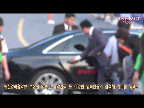 [TF영상] 'JIMFF' 여신 조민수, '레드카펫을 걷는 우아한 흑조'