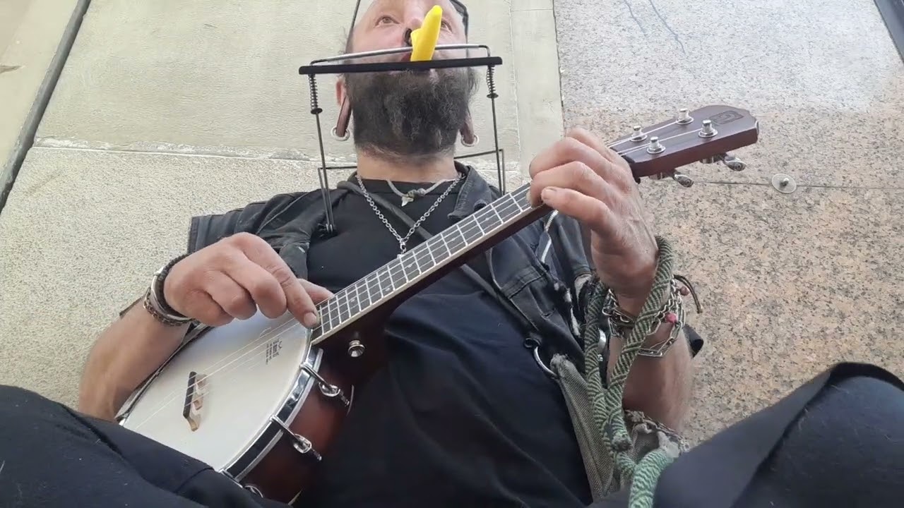 Freddy Frus - No woman no cry vs Elvis banjolele y kazoo