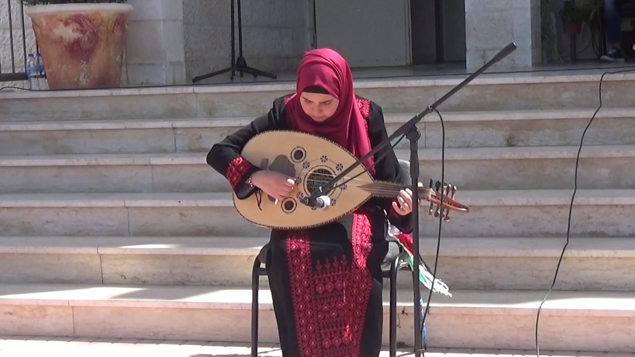 عزف على آلة العود للطالبة زينا جهاد - YouTube