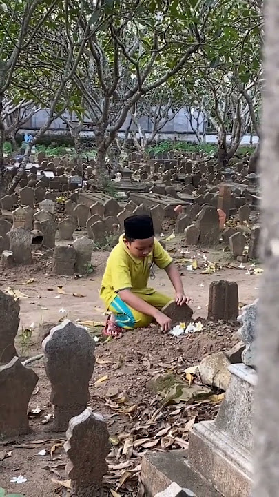 Kerinduan Tak Berbatas Momen Haru Anak Kecil Ziarah & Merawat Makam Ibu Tercinta 🙏