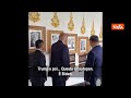 Trump mostra a Xi la foto dell'autopen: È Biden. Il Presidente cinese ride
