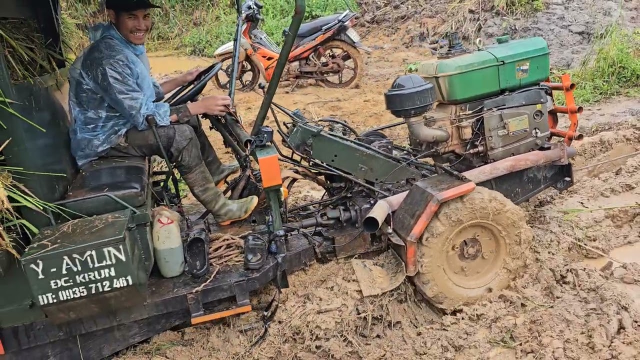 Xe công nông hai câu chơ lúa ngày mưa. 