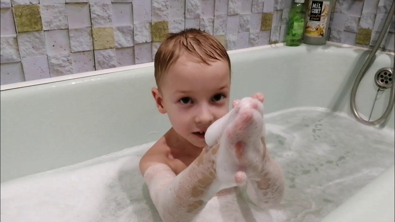 Видео купается ванна девочки. Купается в ванной. Дети моются в ванной. Миша купается. Видеозаписи купания детей.