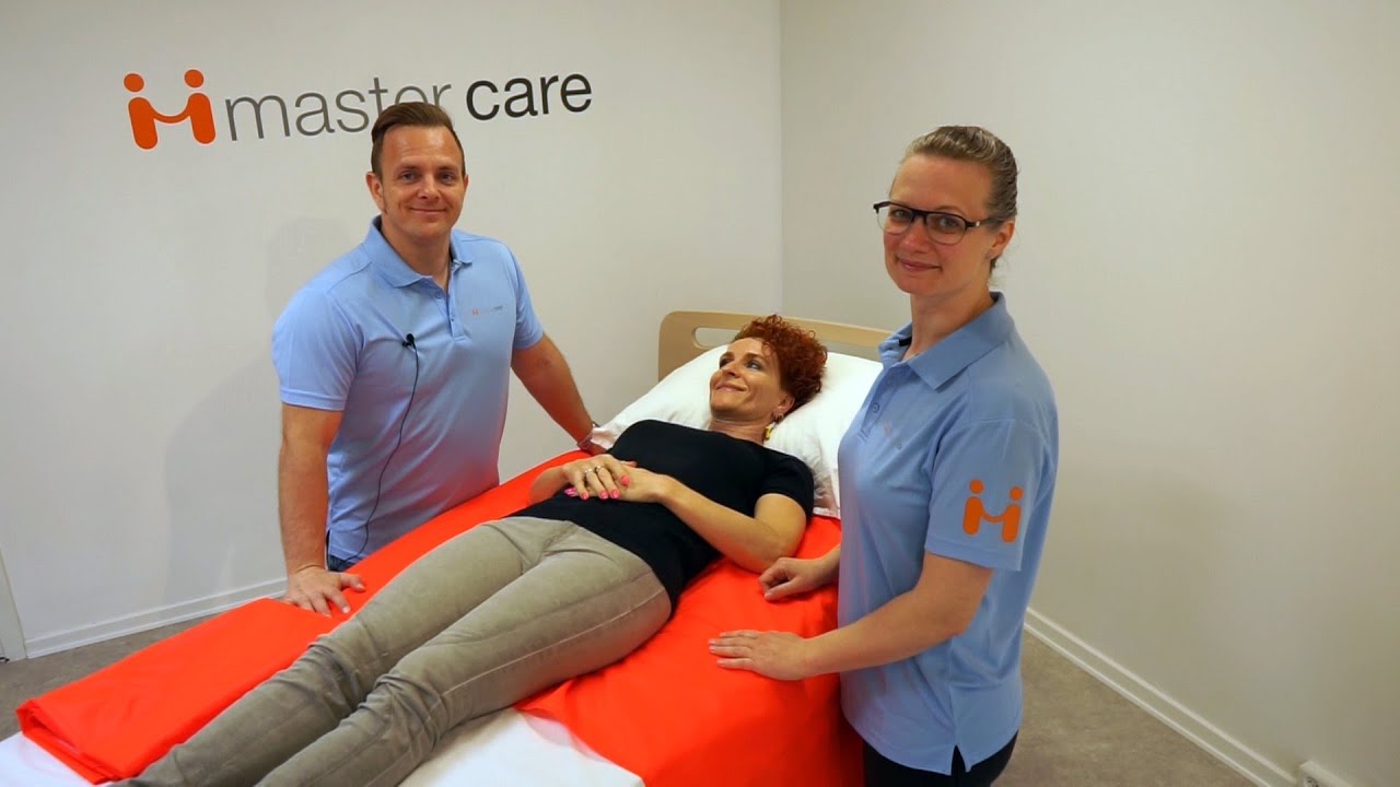 Giv skjorte eller jakke på i seng   med glidedug