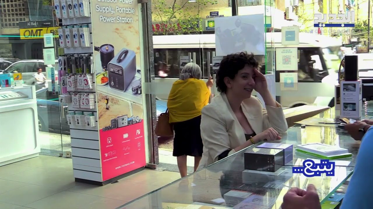 زوجها عمره 95 سنة وشاكة عم يخونها مع جارتها!! بدها جهاز تنصت تراقبه😂😱