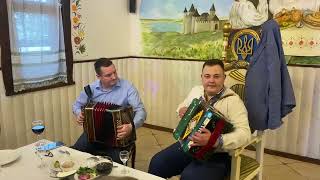 Гармонь зцілює душу та підіймає настрій!!! Я з кумом, граємо різні мелодії.