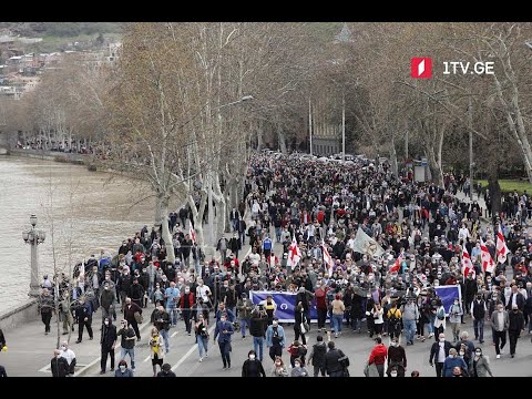 მოქალაქეების შეკრება დედაენის ბაღში