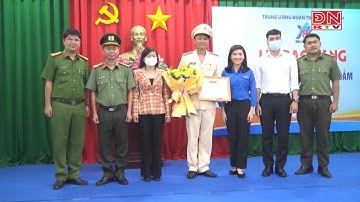 Trao huy hiệu tuổi trẻ dũng cảm cho Trung úy Thái Ngô Hiếu