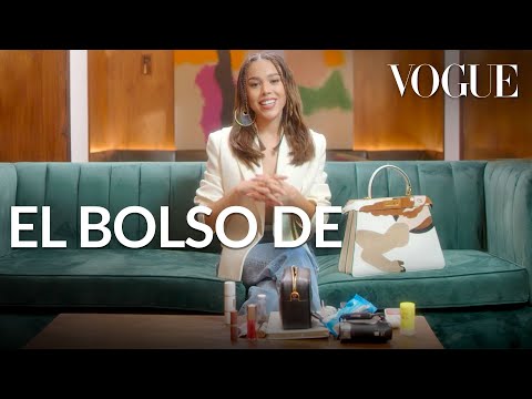 Danna Paola revela las miles de cosas que guarda su bolso |El bolso de| Vogue México y Latinoamérica