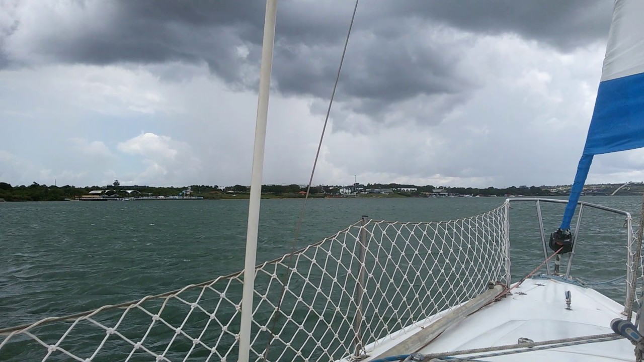 Aulas de vela em Brasília  - Rizando a genoa