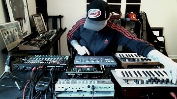 Crash & Debug. Live acid house. TB03,TB3, Minilogue,Monologue, MX1