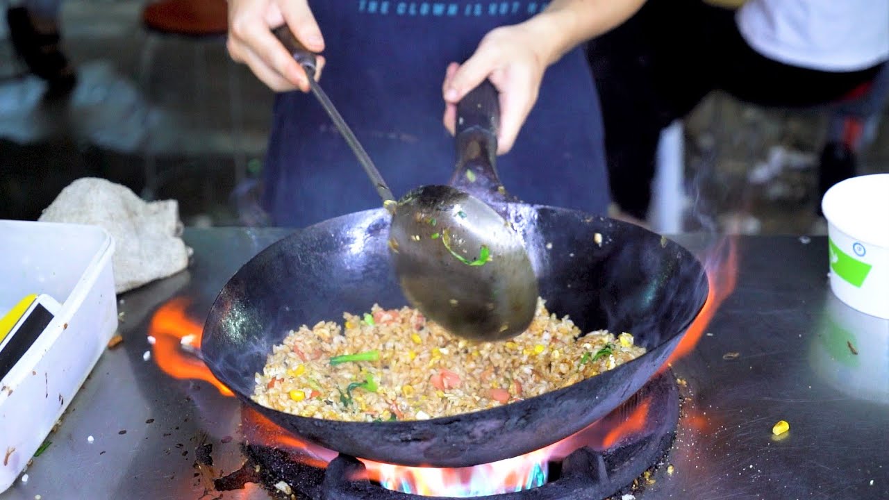 Comida de rua chinesa - Macarrão frito com arroz frito com ovo e bolinhos de carne frita em uma