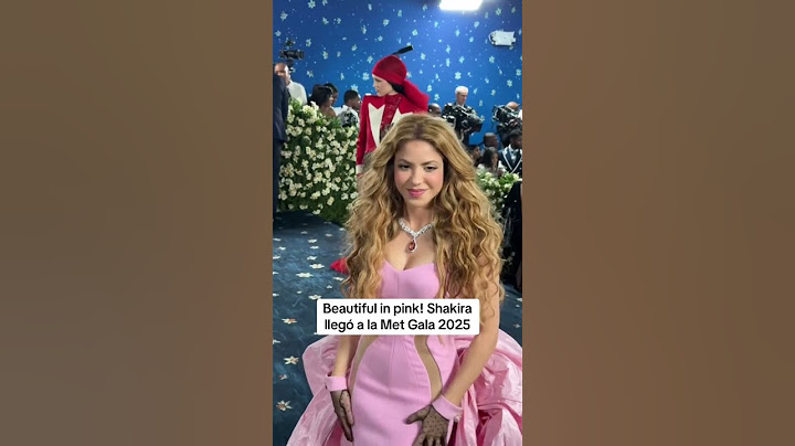 Shakira llegó a la alfombra de #MetGala con un vestido rosa, diseñado por Atelier Prabal Gurung
