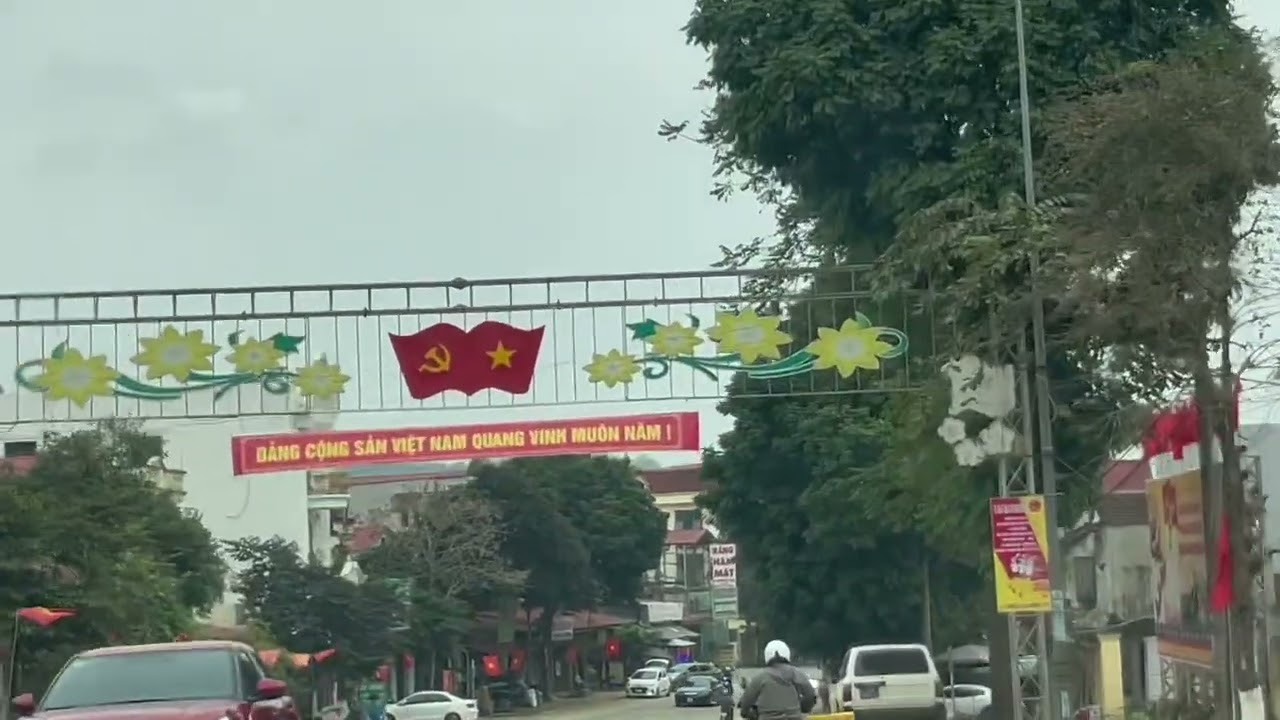 Một ngày xuống phố ngắm hoa đào quất mang xắc Xuân trở về trên bản.