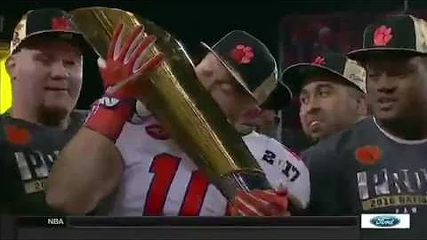 Clemson Victory Christian Wilkins does splits to C...