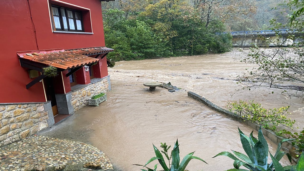 Río Güeña desbordado en Cangas de Onís