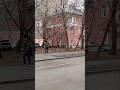 Здание из красного кирпича с гаражом, построенное при И. В. Сталине для сотрудников НКВД
