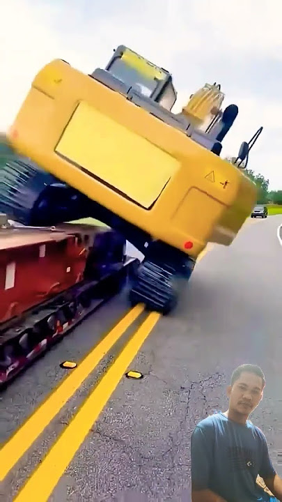 Excavator Caterpillar terguling saat turun dari truk #excavator  #construction #machine #shorts