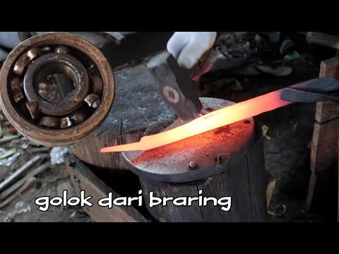 pandai besi ini membuat bilah golok tebas dari bearing!