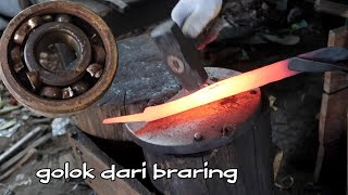 pandai besi ini membuat bilah golok tebas dari bearing!