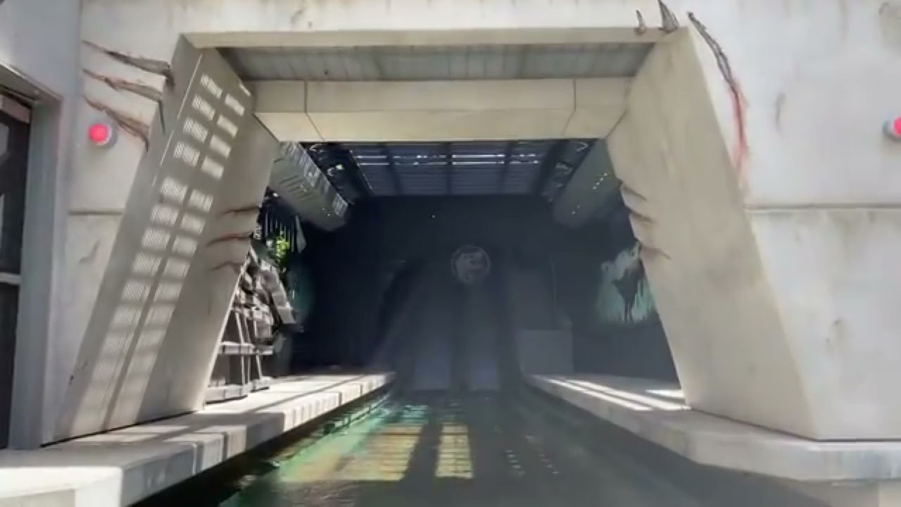 Exploring Universal Studios at Singapore. 2016.( Dinosaurs) So Amazing!!!!! Looks so real !!!