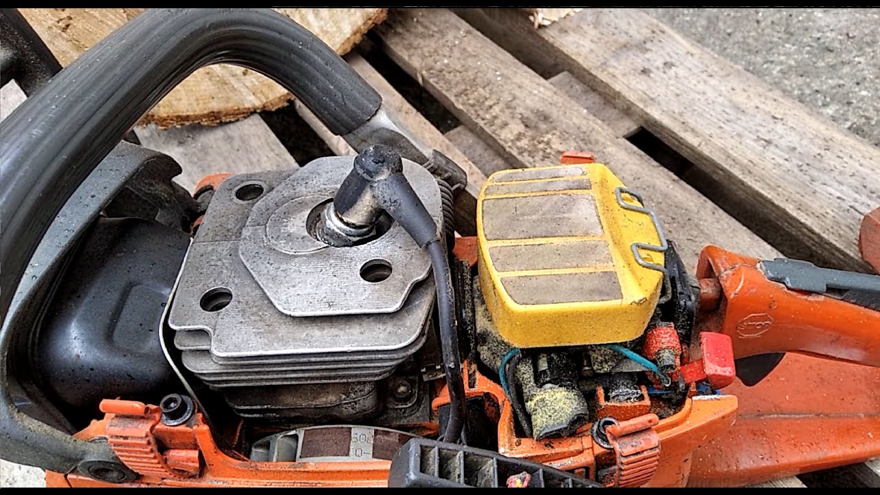 Kupujący pilarkę 357xp spotyka się ze sprzedającym po roku czasu. Przepracowany olej. Łańcuch H54.