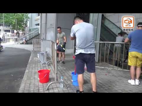 Hong protest: 你搞民主,我擦屁股. Police cleaning up HQ building after the blockade