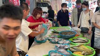 阿源說季節到了  現在才有飛魚可以賣  過一陣子就沒有了 台中水湳市場  海鮮叫賣哥阿源  Taiwan seafood auction