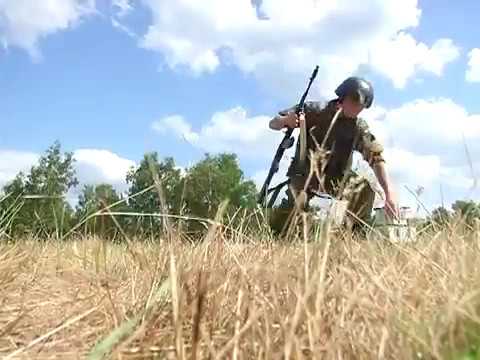 Машина копает окопы