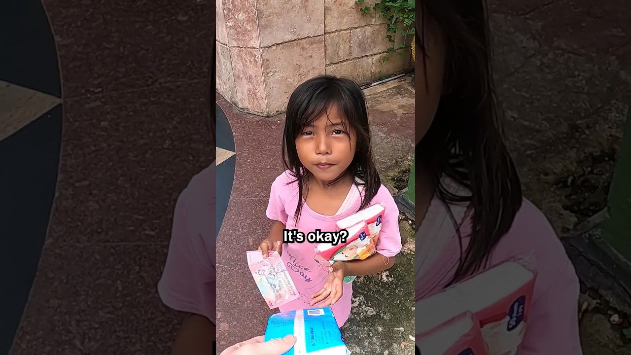 Маленькая индонезийская девочка получает награду 🇮🇩