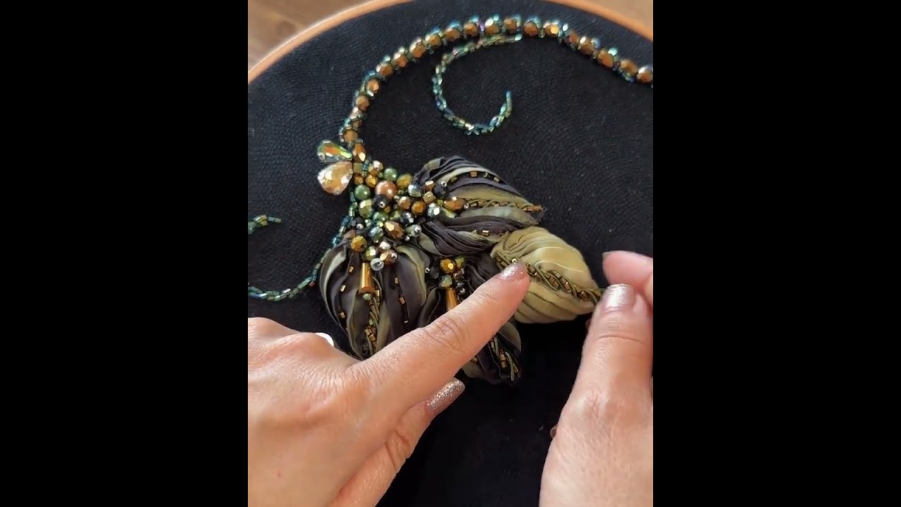 گل برجسته جواهردوزی