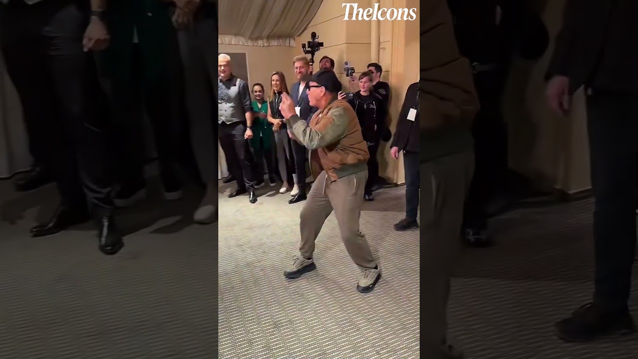 Jean Claude Van Damme Pulls His Iconic Moves In Front Of A Crowd Of Fans🎤