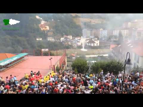 Tirada tras el pregón de las fiestas de El Carmen, en Cangas del Narcea (14/07/2015)  @noticiasdeloccidente