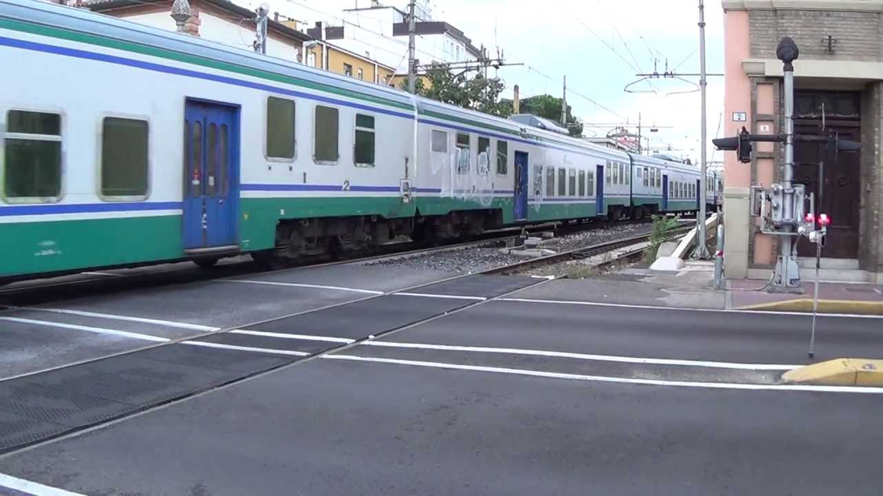Passaggio a livello con semibarriere di via Candiano - Ravenna (p 3) // Level Crossing