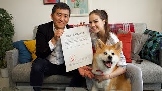 ザギトワ選手の愛犬マサル、肉球で調印