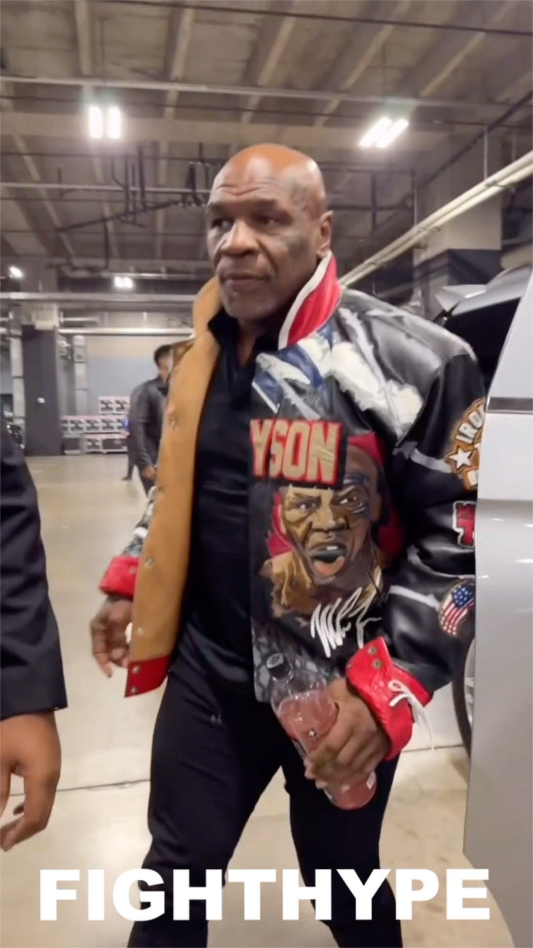 Mike Tyson ARRIVES to KNOCK OUT Jake Paul LIKE A BOSS at AT\u0026T Stadium
