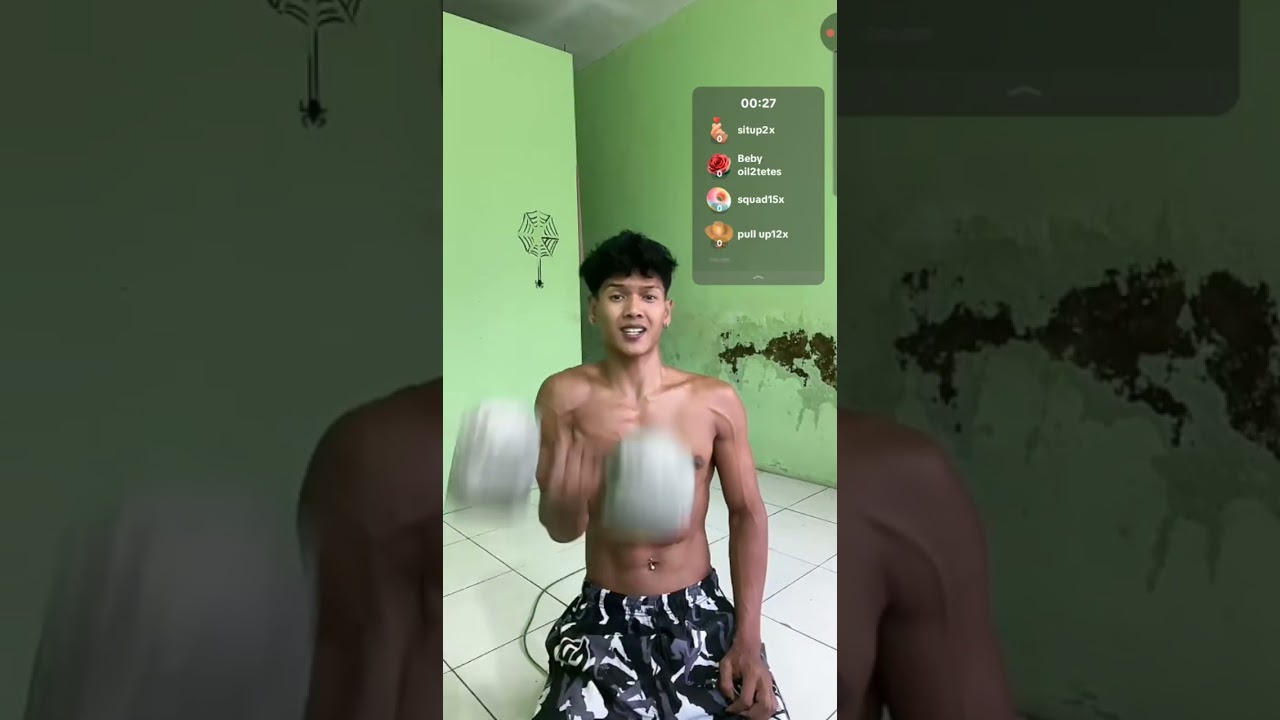 Brondong sixpack lagi workout, badannya keren