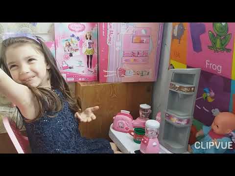 სალი უმზადებს საჭმელს თავის თოჯინას