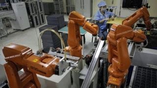 Job threat from tech advances sparks income debate