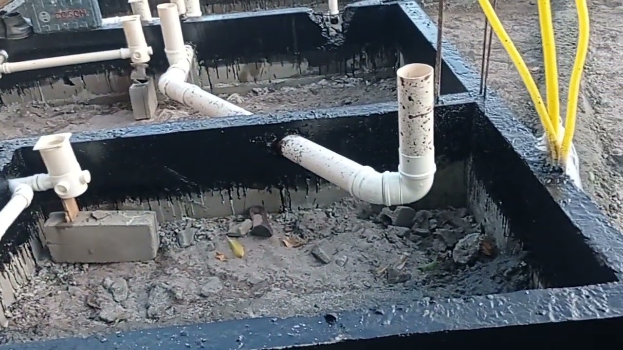 viga baldrame toda impermeabilizada e hidráulica pronta, agora só aterra....⛏️⛏️⛏️