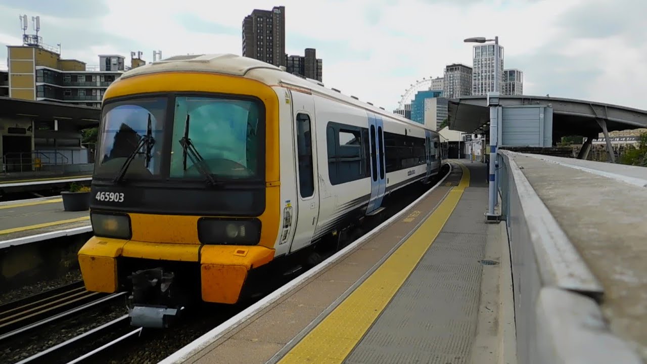 Southeastern Class 465 departing Waterloo East