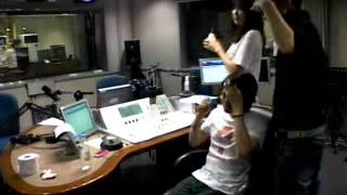 100722 Heechul bullying his guests on Youngstreet, stealing shoes 2#