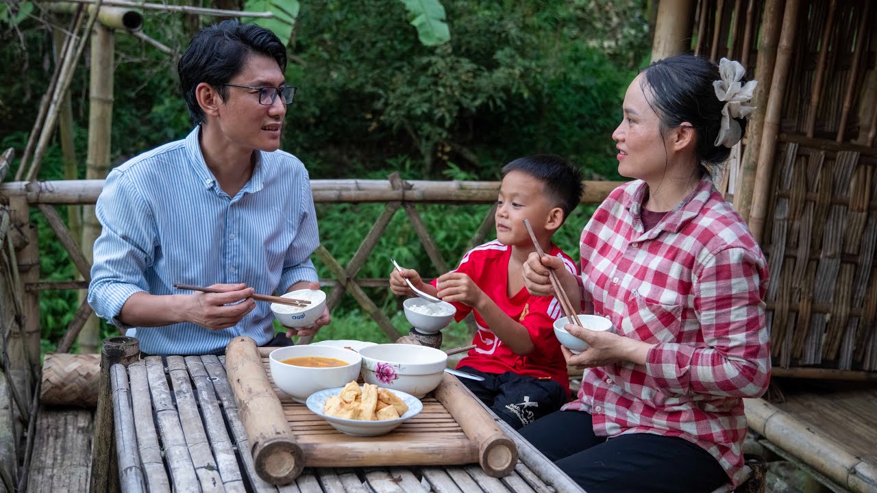 CEO Tony was very touched by Thuong's kindness in taking care of an abandoned boy.