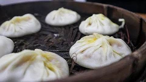 Chinese Street Food: Soup Dumplings aka Xiao Long Bao(小笼包) in Shanghai