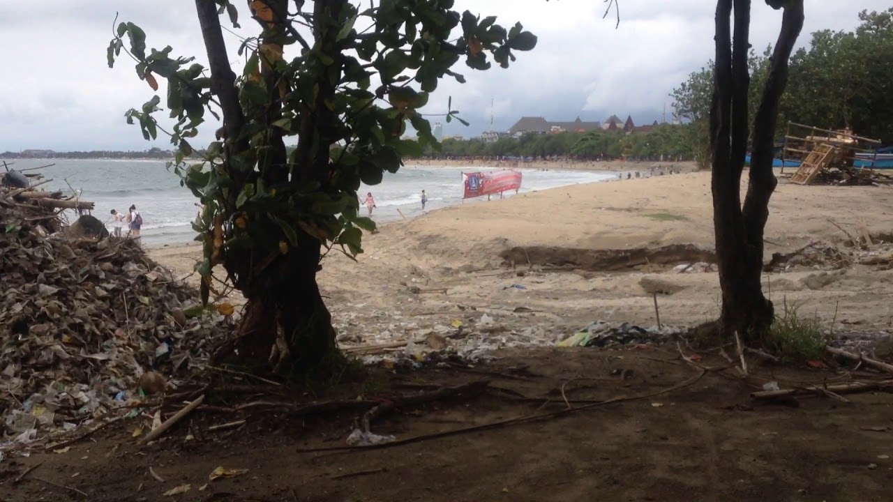 Kondisi Pantai Kuta Bali Saat Ini Menyedihkan Banyak Sampah