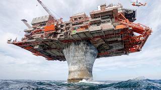 The Risky Life Inside Gigantic Offshore Rigs Built in Middle of the Ocean