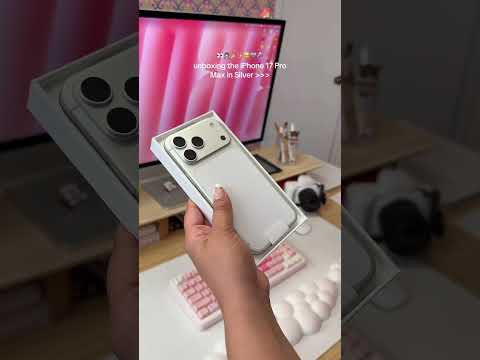فتح صندوق آيفون 17 برو ماكس باللون الفضي 17  